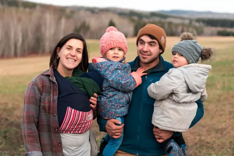 Famille au champ (mère et père souriants + deux petites filles et un bébé)